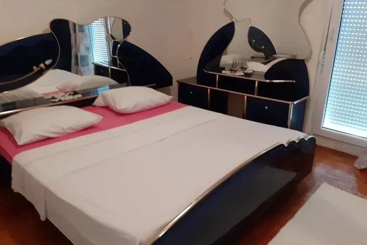 Room 4 of 24