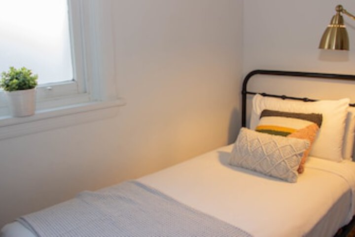 Room 52 of 192