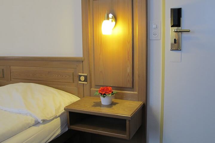 Room 6 of 103