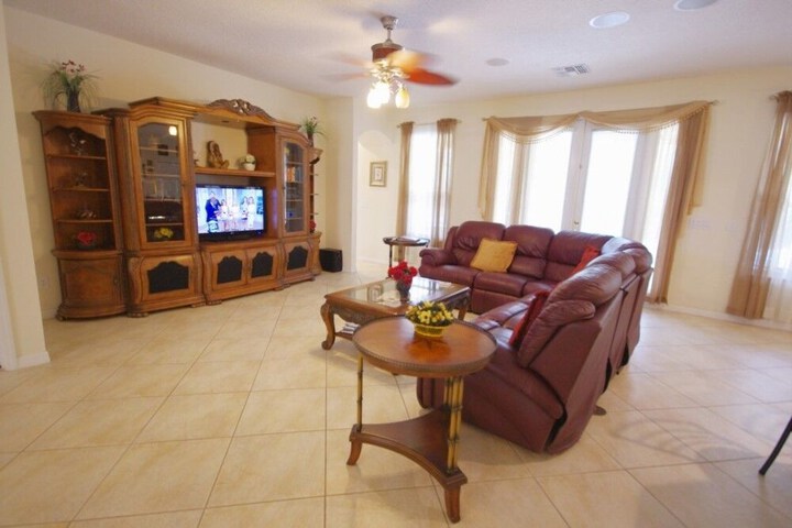 Lounge 36 of 44