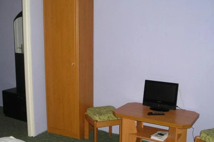 Room 12 of 27