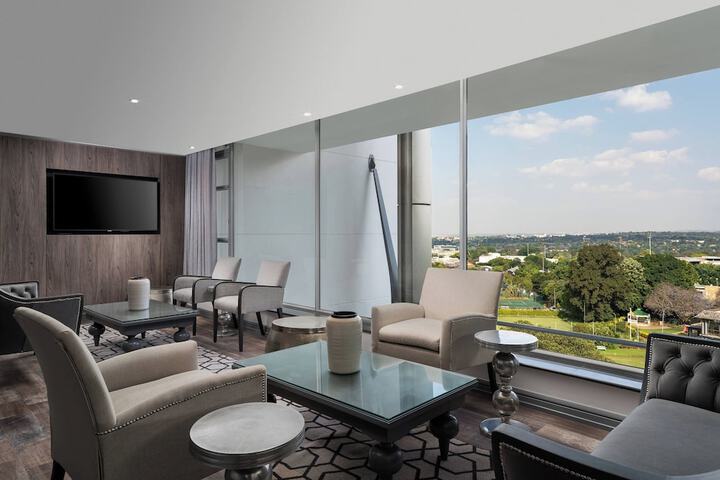 Lounge 40 of 83