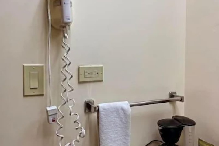Room 4 of 18