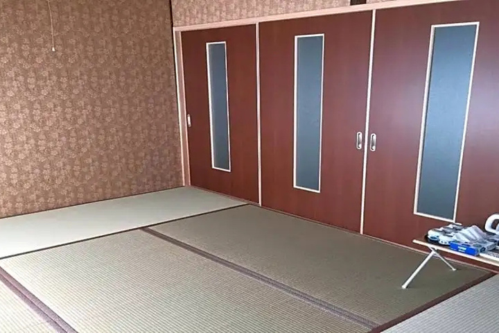 Room 5 of 12