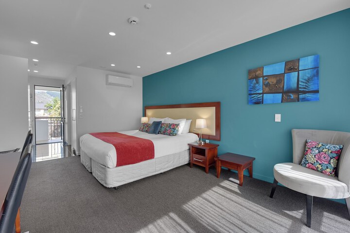 Room 4 of 77