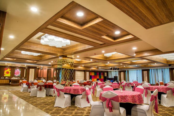 Ballroom/Hall 17 of 32