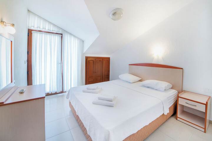 Room 3 of 48