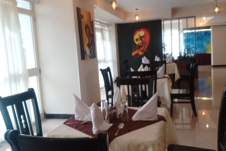 Dining 16 of 19