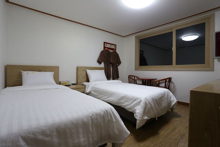 Room 13 of 28