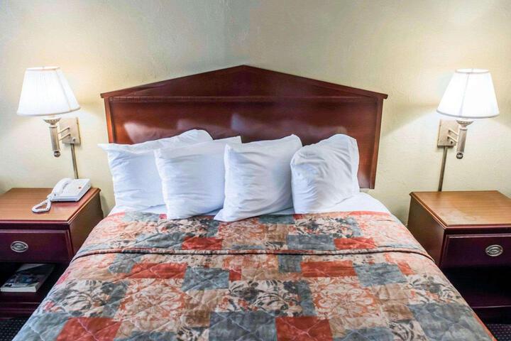 Efficiency 2 Queen Beds (8 of 13)