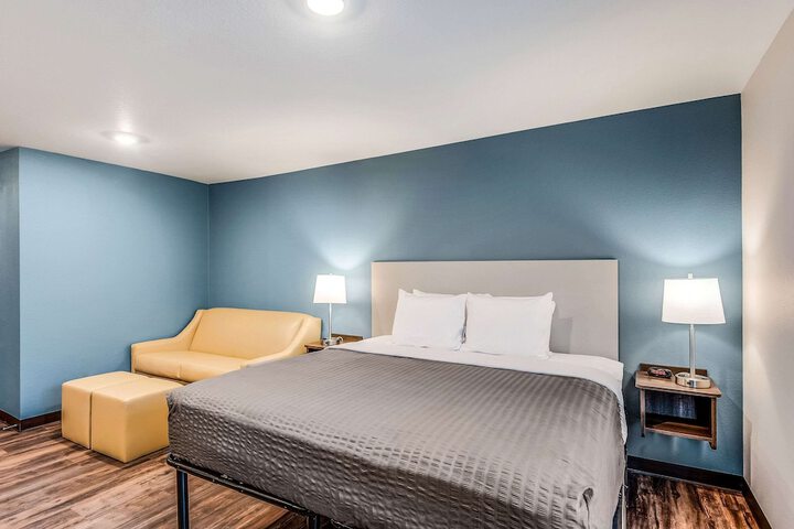 1 King Bed (6 of 11)