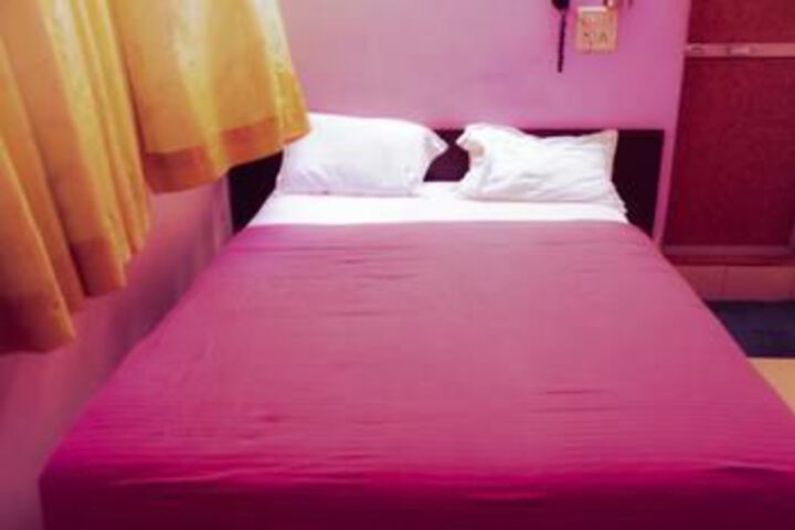 Room 8 of 16