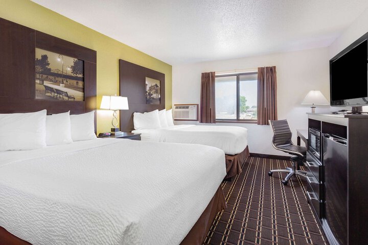 1 Queen Bed (3 of 23)