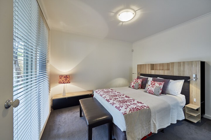 Room 2 of 62
