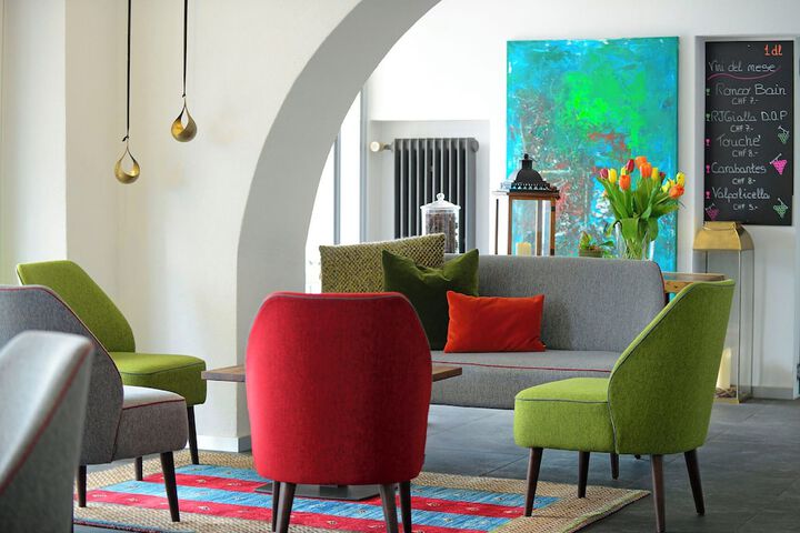 Lobby lounge