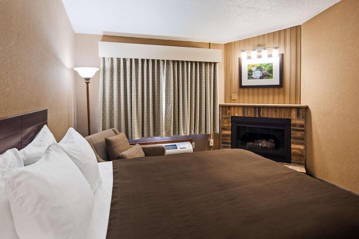 1 King Bed Whirlpool Sitting Area Work Desk WiFi Full Breakfast (12 of 12)