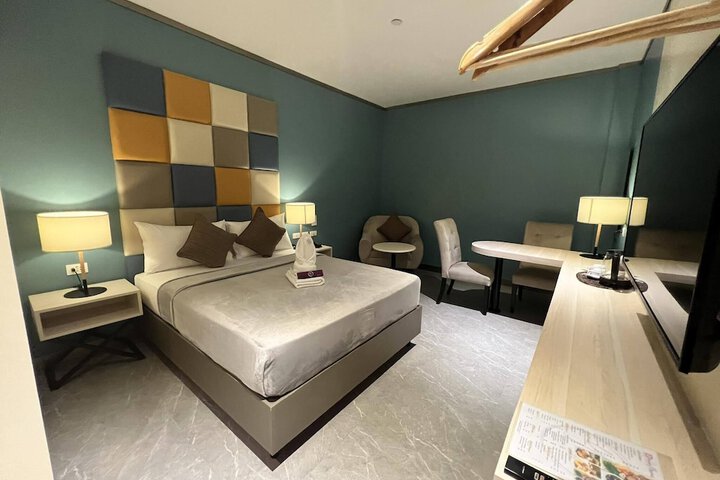 Room 10 of 16