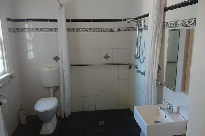 Room 9 of 16