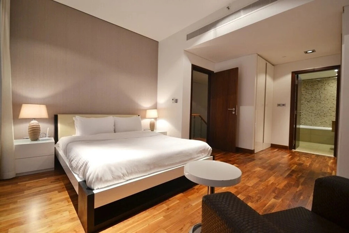 Room 4 of 16