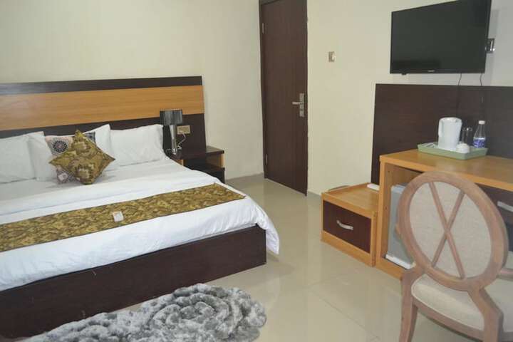Room 4 of 16