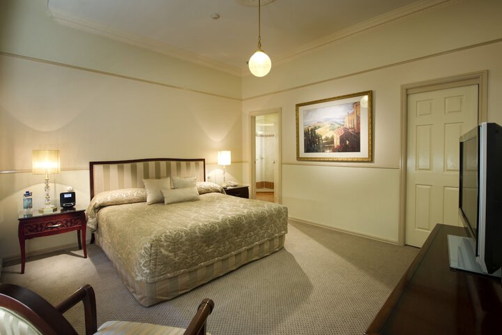Room 8 of 105
