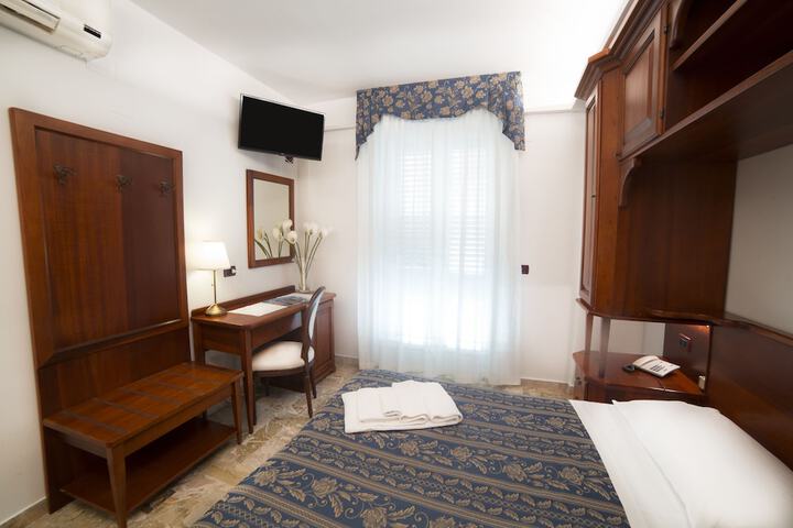 Room 4 of 37