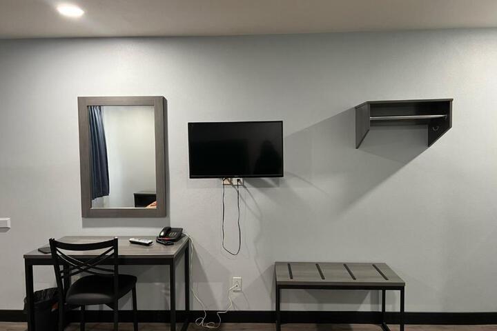 Deluxe Queen Room (2 of 11)