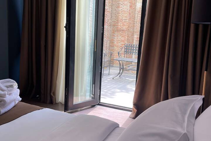 Room 37 of 240