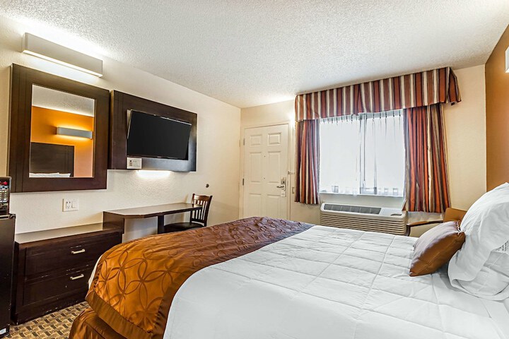 1 Queen Bed (6 of 14)