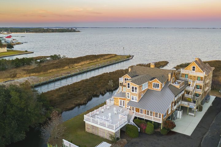 The Burrus House Inn Waterfront Suites