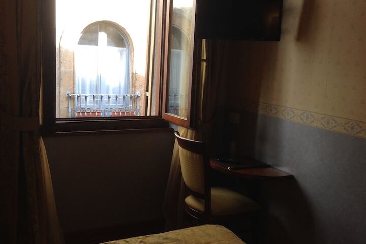 Room 25 of 142