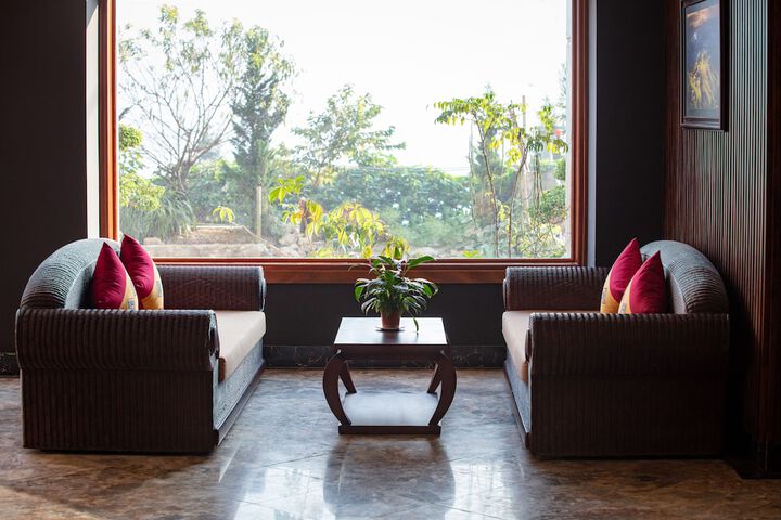 Lounge 74 of 84
