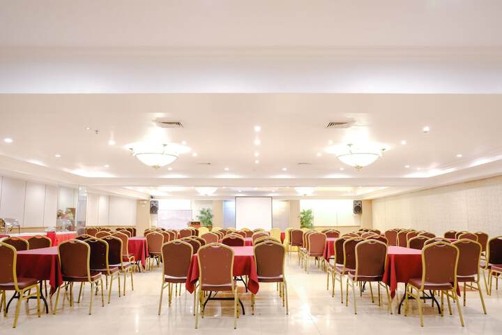Ballroom/Hall 39 of 50