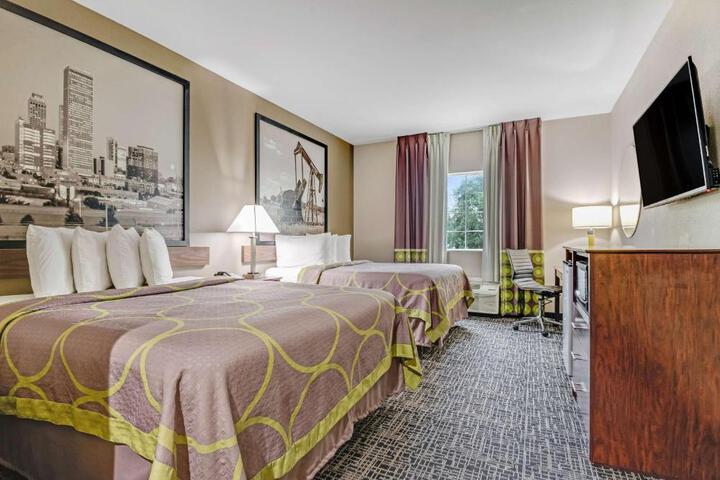 2 Queen Beds (7 of 12)