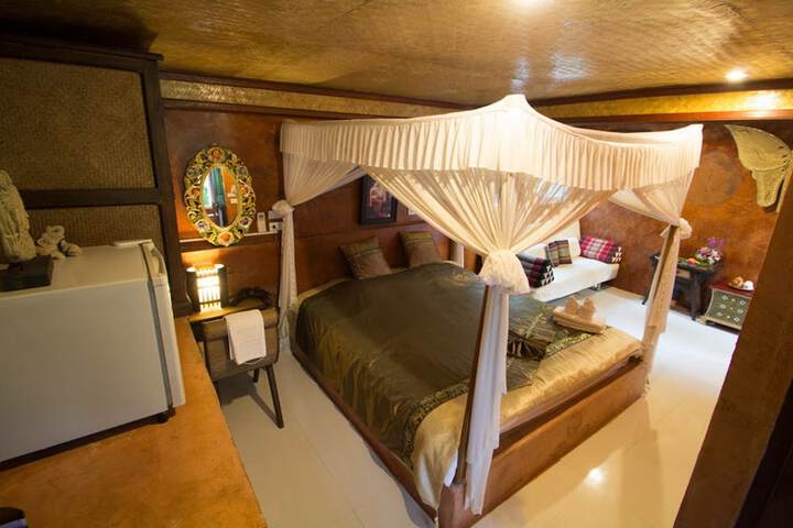 Room 4 of 33