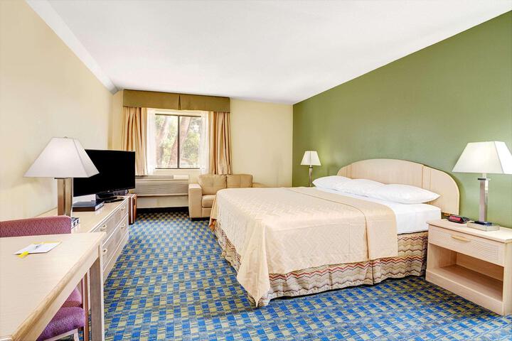 1 King Bed (2 of 7)
