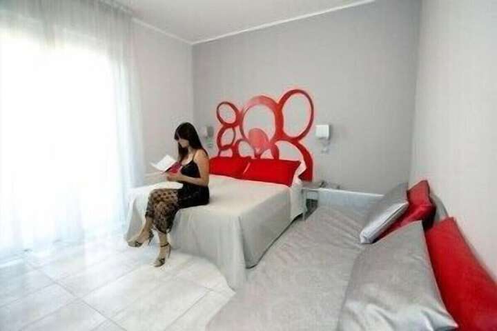Room 9 of 27