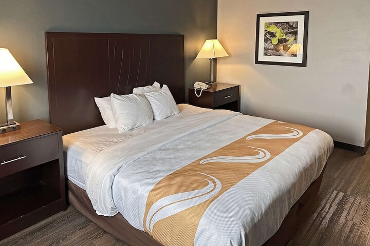 1 King Bed Accessible (5 of 9)