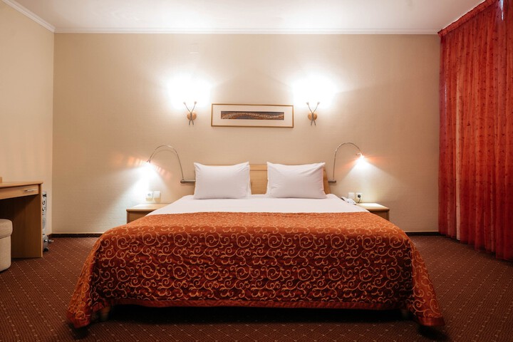 Room 2 of 33