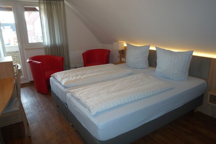 Room 3 of 28