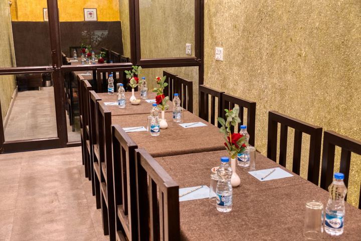 Dining 18 of 32