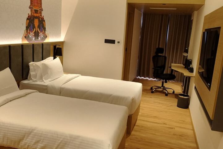 Room 13 of 27
