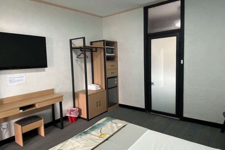 Room 12 of 28