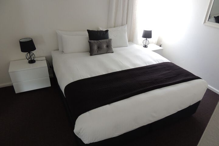 Room 12 of 99