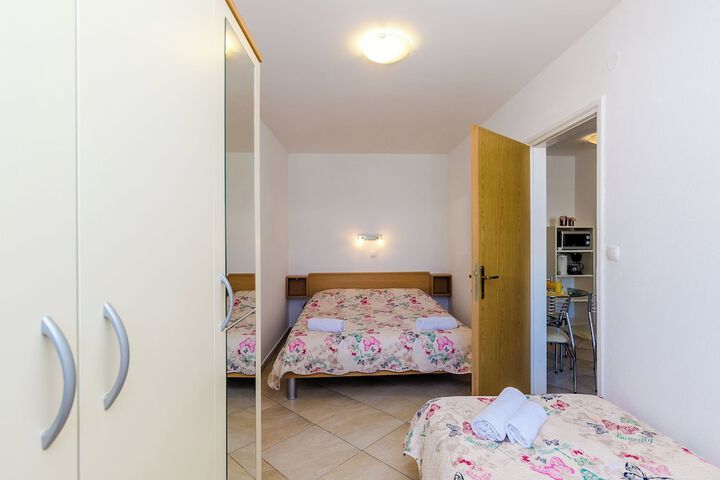 Room 10 of 101