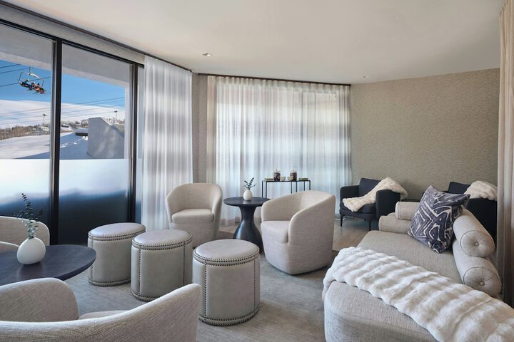 Lounge 86 of 107