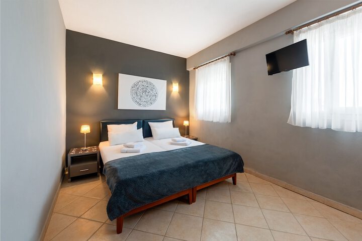 Room 6 of 94
