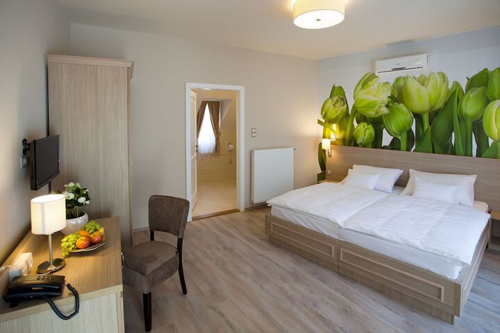 Room 6 of 27