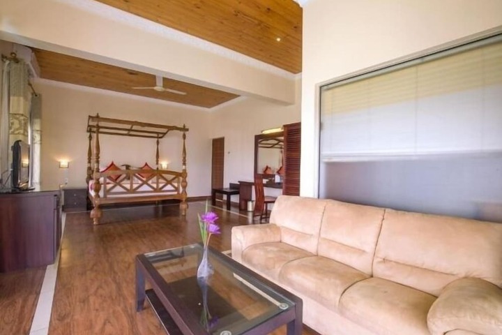 Room 4 of 12