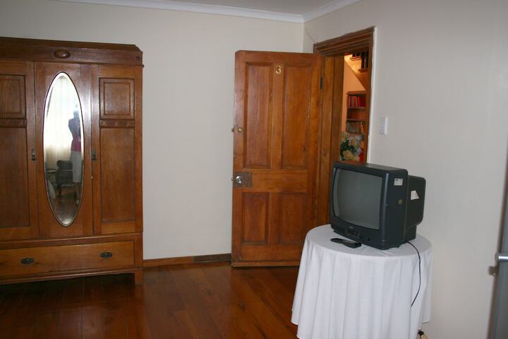 Room 28 of 198